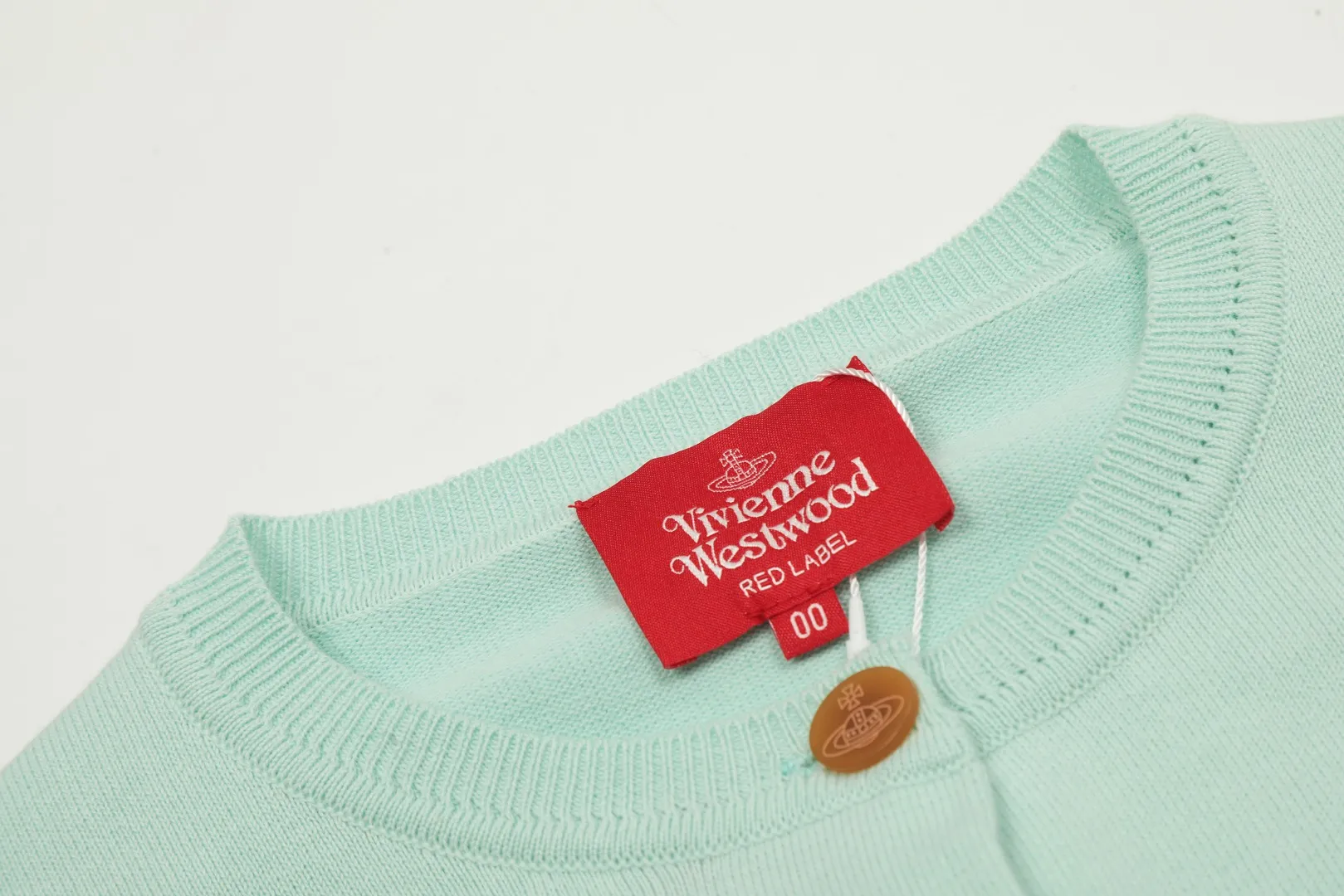 VIVI115 vivienne west wood Classic knitted sweater wool cardigan 2024 autumn latest model Exclusive and highest quality on the entire network Order with confidence - 🧩 15% merino cotton wool 85% wool blend 🧩Correct Italian 🇮🇹100% wool washed wheat logo 🧩Original purchase Real model opening 🧩Original purchase records and comparison pictures can be provided Place your order with confidence 🧩 Instant sale of all Taobao 300+ versions. The quality of the purchasing agent is excellent. It is definitely not a copywriter. It is a real good product. The actual product is far beyond the budget. Size: S -M- L Color: black, white, light green, purple, apricot